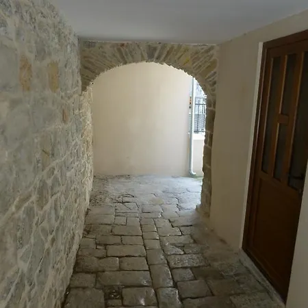 Elena Apartment *